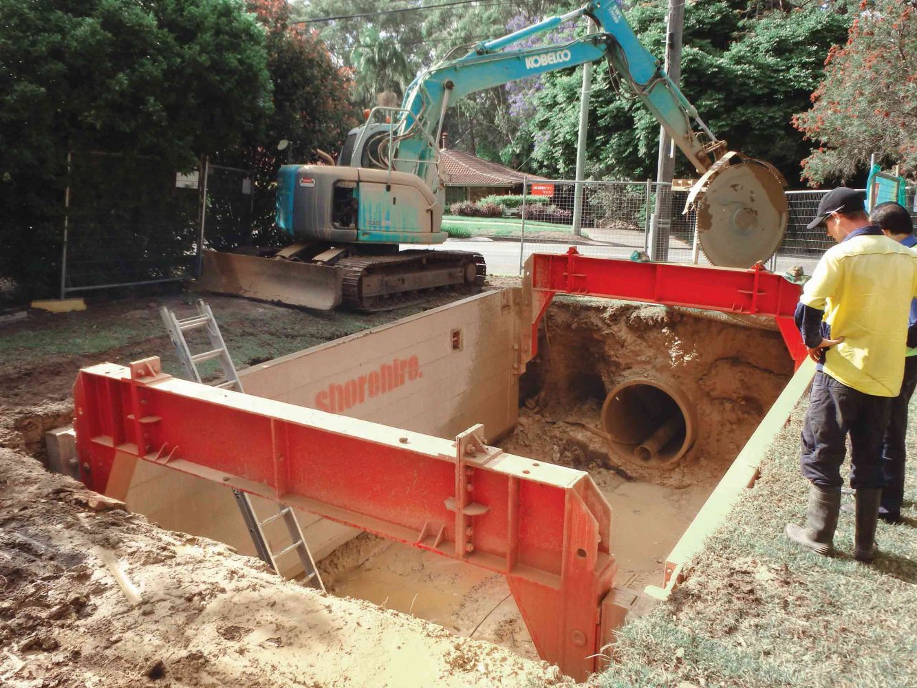 Archspread_shoring_Aluminium-shoring-with-arch-spreader-in-ground One of our excavation support methods - shoring