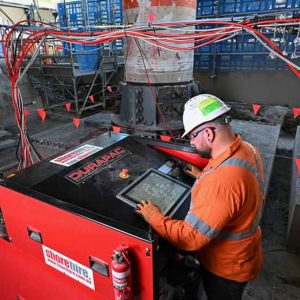 Synchronised hydraulic jacks