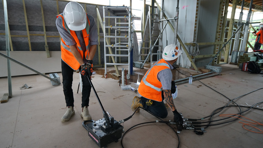 rigging_instalation_two_men_working_hydraulic_jacking_hand_pump