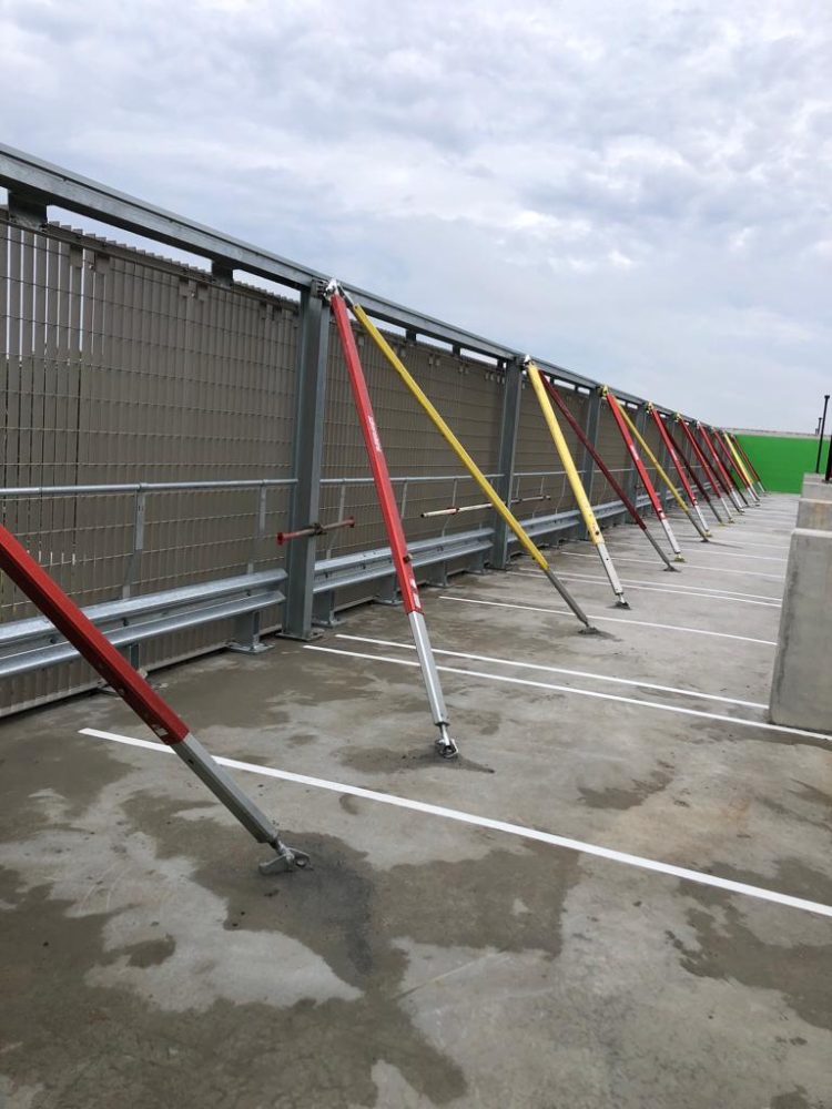 HERO aluminium tilt props in car park HERO aluminium tilt props in car park